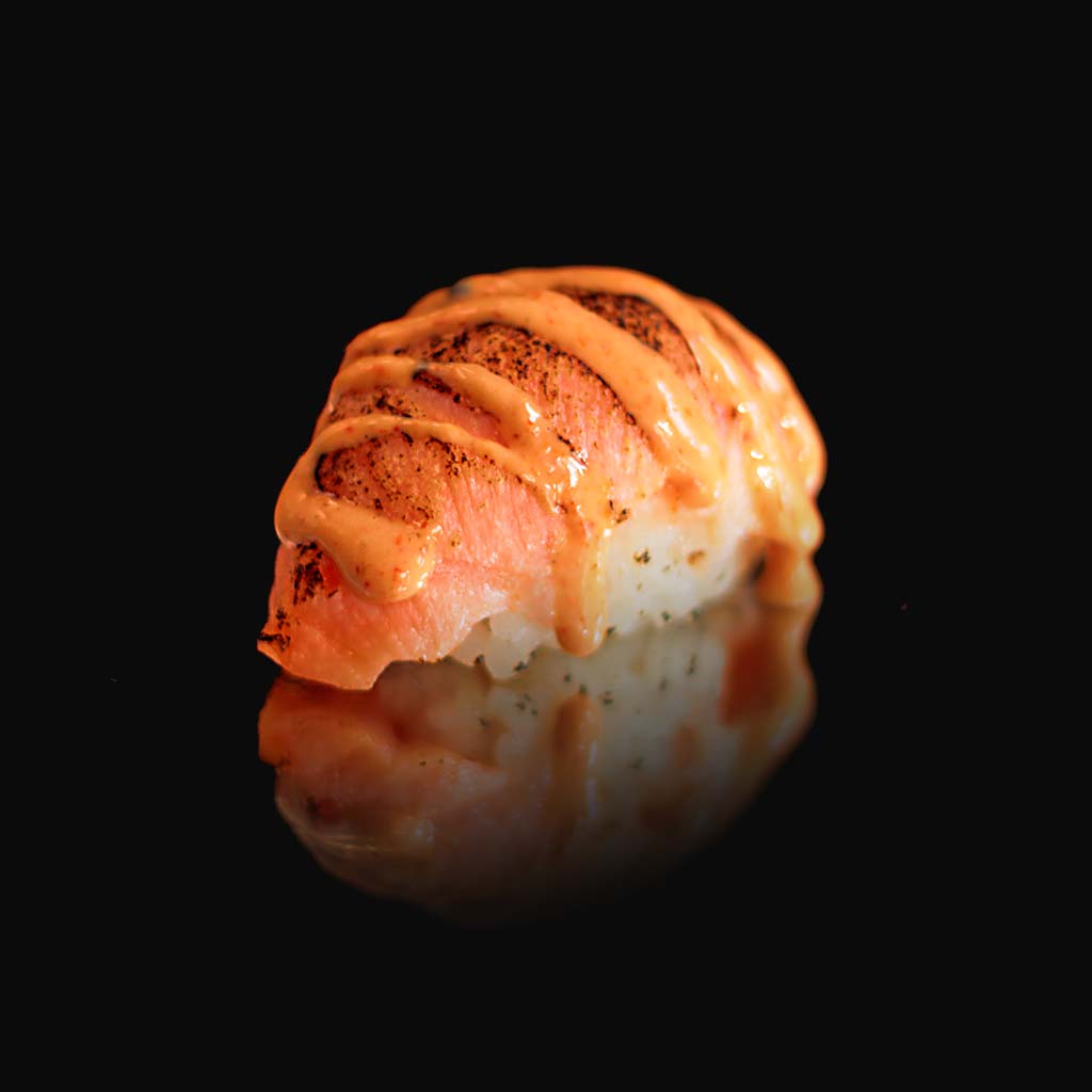 Nigiris Saumon mi-cuit avec sauce épicé du restaurant japonais sushi d'art ile de la réunion 974
