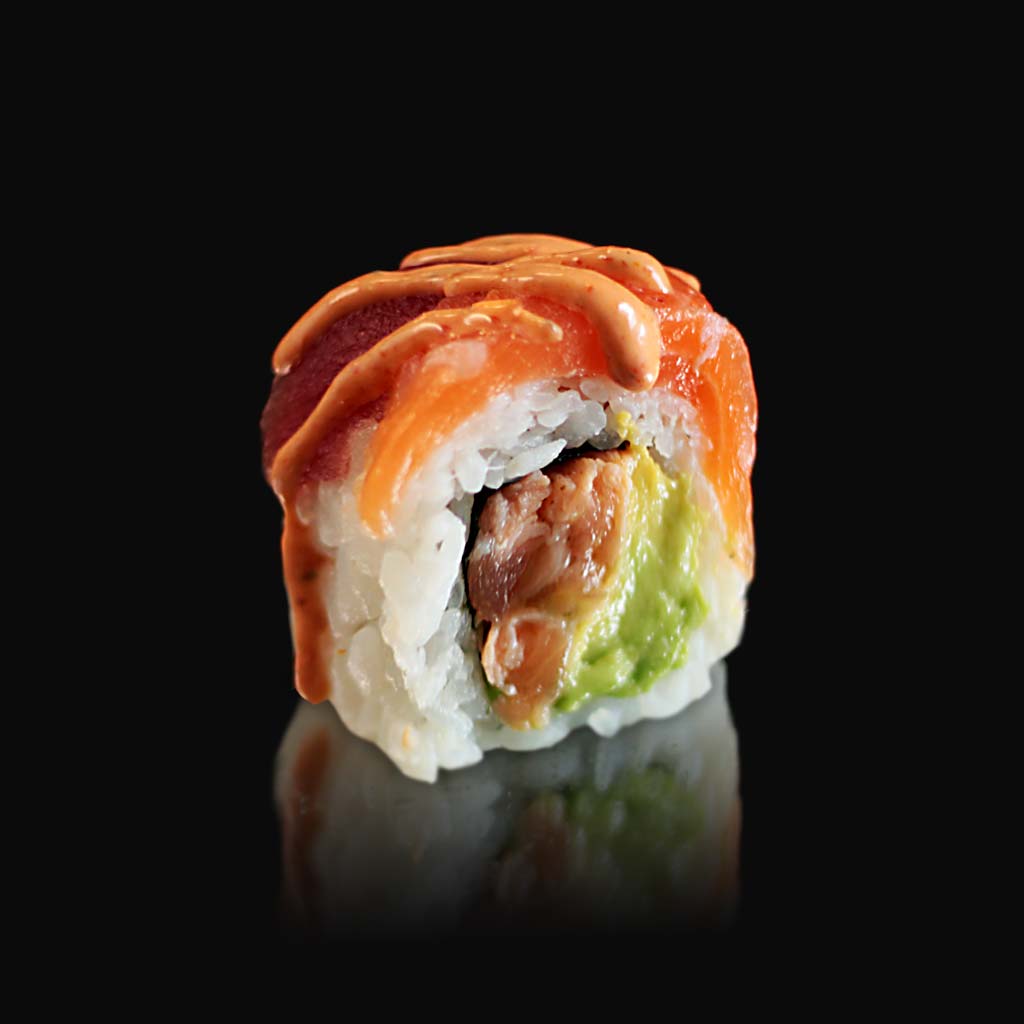 California roll au thon cuit et avocat, avec extérieur au thon et saumon épicé du restaurant japonais Fugu sushi d'art ile de la réunion 974