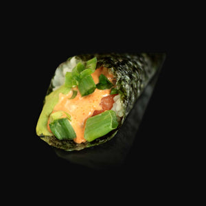 Rouleau Témaki saumon, avocat, ciboulette et sauce épicé du restaurant japonais Fugu sushi d'art ile de la réunion 974